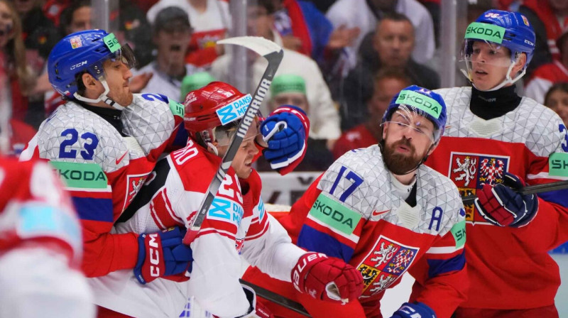 Mirklis no Čehijas un Dānijas valstsvienību cīņas Herningā. Foto: Matt Zambonin/IIHF