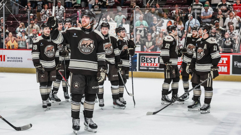 Hēršijas "Bears" hokejisti pēc uzvaras Kaldera kausa izcīņas astotdaļfināla sērijā. Foto: Casey Saussaman/Hershey Bears