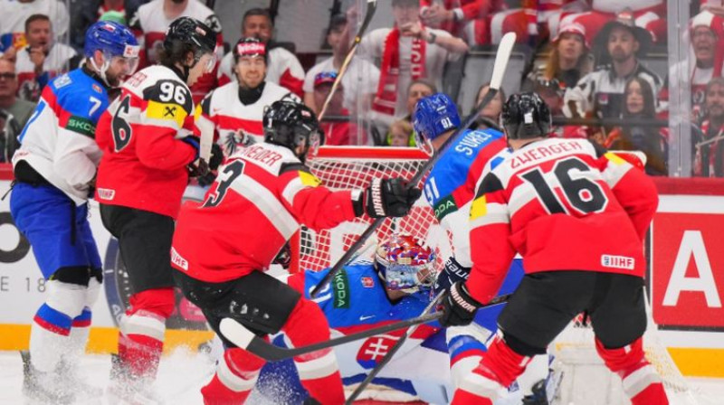 Marko Kaspers (#96) un Pēters Šnaiders (#3). Foto: IIHF