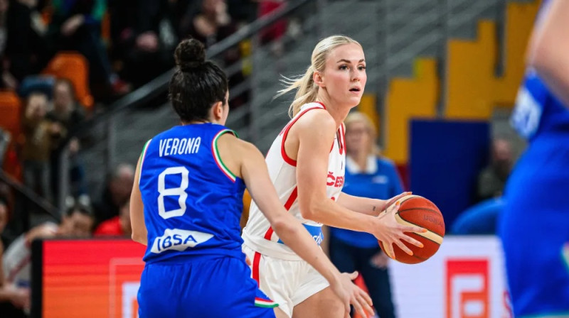 Petra Holešinska un Kostanca Verona 2025. gada 9. februārī. Foto: FIBA