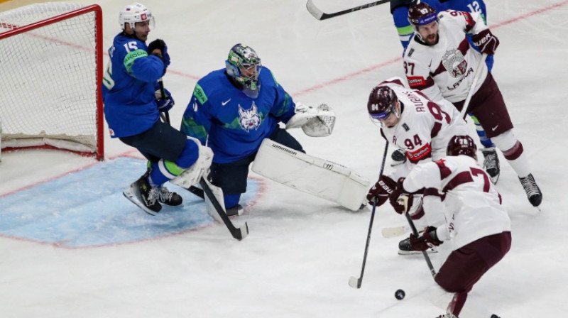 Kristiāns Rubīns, Jānis Jaks un Haralds Egle pie slovēņu vārtiem. Foto: Guntis Lazdāns/LHF