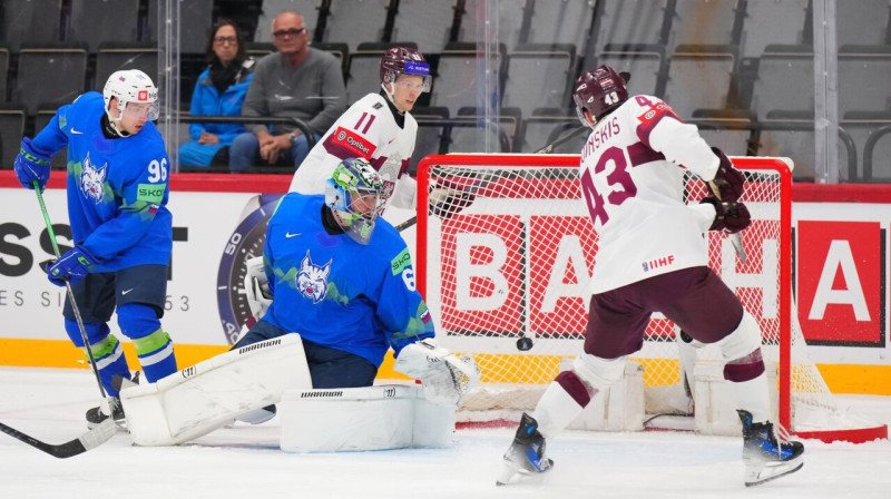 Anrī Ravinska pirmā ripa pasaules meistarsacīkstēs. Foto: André Ringuette/IIHF