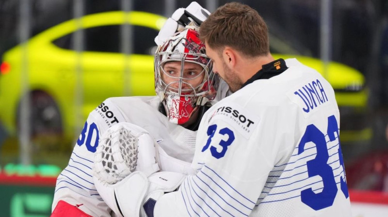 Francijas izlases vārtsargi Antuāns Kelers un Žulians Žunkā Foto: IIHF