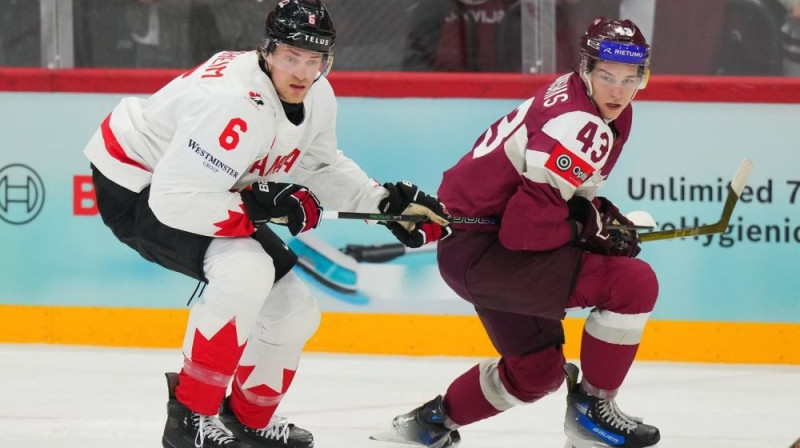 Anrī Ravinskis (pa labi) Foto: IIHF