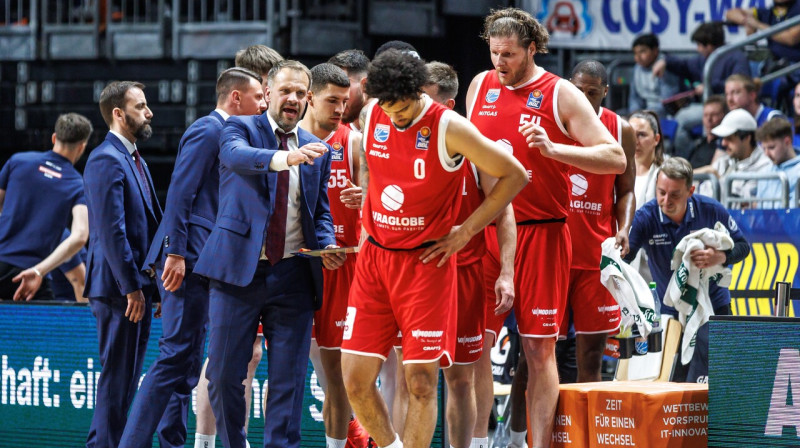 Jānis Gailītis un Veisenfelsas "Mitteldeutscher" basketbolisti. Foto: Andreas Gora/DPA/Picture-Alliance/Scanpix