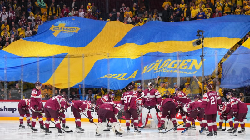 Mirklis pirms Latvijas un Zviedrijas valstsvienību spēles Stokholmā, 2025. gada 14. maijā. Foto: André Ringuette/IIHF