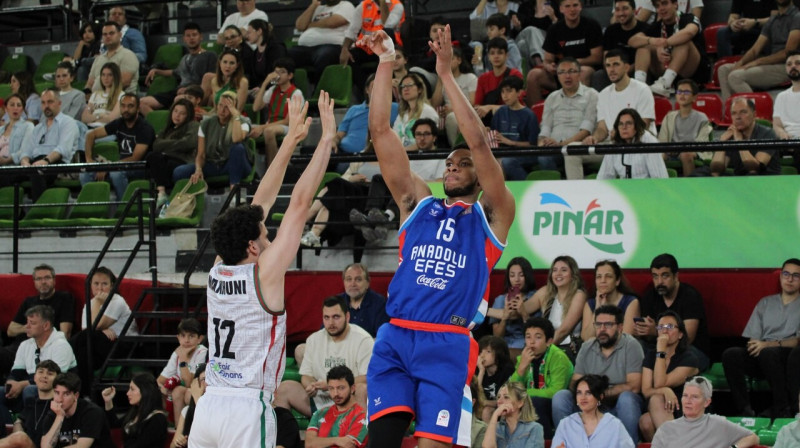 Stambulas "Anadolu Efes" basketbolists Pīdžejs Dozjērs metiena mirklī spēlē Izmirā. Foto: Anadolu Efes SK