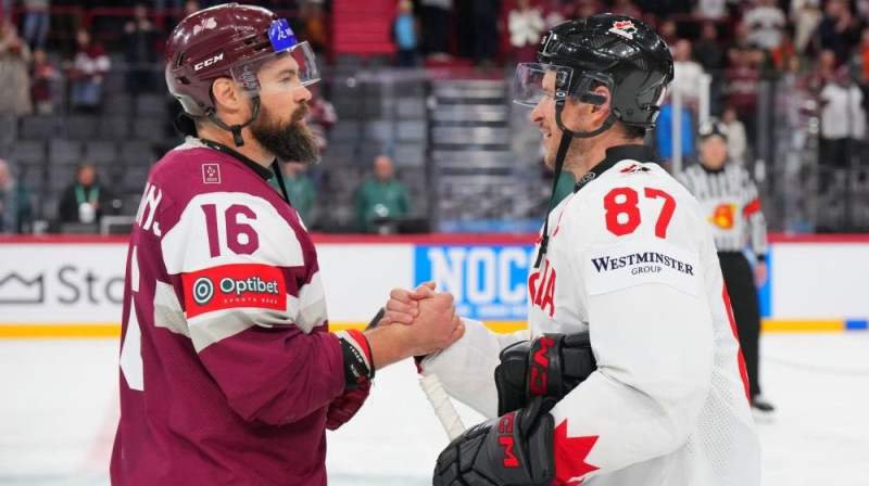 Kaspars Daugaviņš un Sidnijs Krosbijs Foto: IIHF