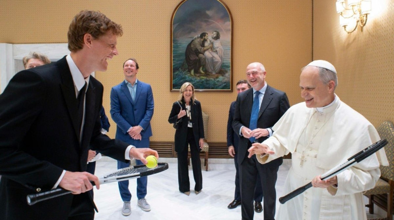 Janniks Sinners un Leo XIV. Foto: Vatican Media