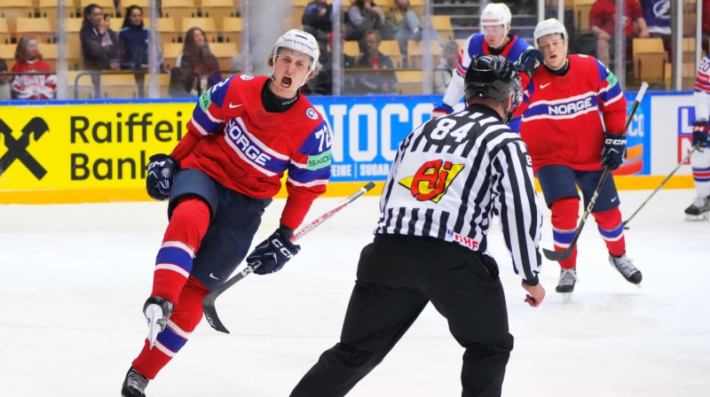 19 gadīgais norvēģu aizsargs Stīans Sūlbergs pēc vārtu guvuma cīņā pret ASV izlasi. Foto: Matt Zambonin/IIHF