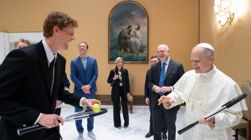 Janniks Sinners un Leo XIV. Foto: Vatican Media