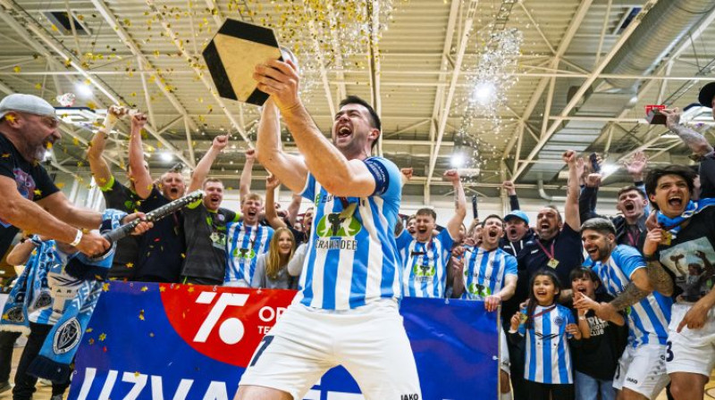 "Riga" kapteinis Maksims Seņs ar čempionu trofeju. Foto: LFF