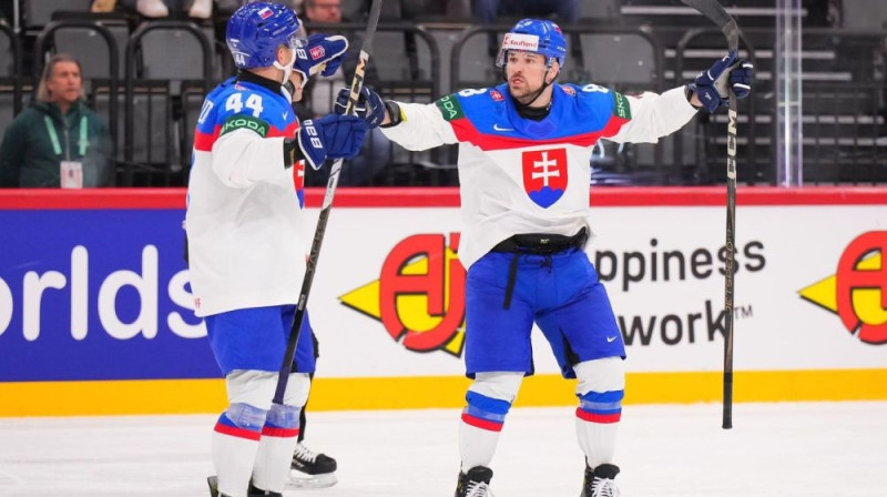 Mislavs Rosandičs un Maksim Cajkovičs atzīmē Slovākijas otros vārtus Foto: IIHF