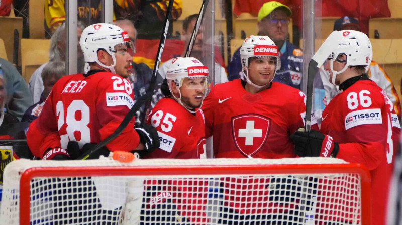 Svens Andrigeto (Nr. 85) ar komandas biedriem. Foto: Matt Zambonin/IIHF