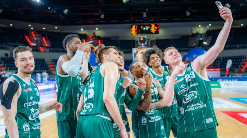 Ojārs Siliņš ar komandas biedriem pēc uzvaras. Foto: Maciek Gronau/Legia Warszawa