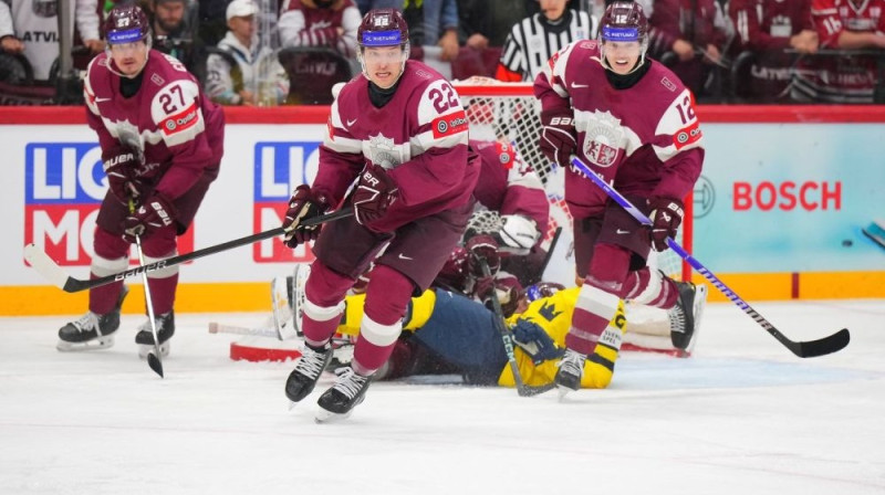 Toms Andersons (centrā) Foto: IIHF
