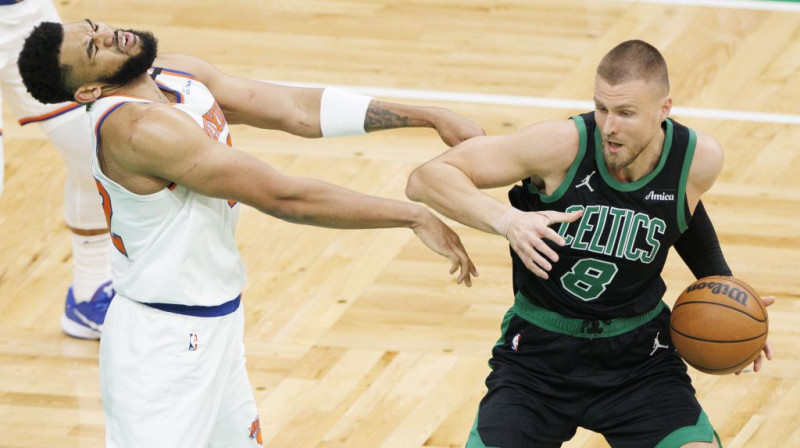 Kārls Entonijs Taunss un Kristaps Porziņģis. Foto. EPA. Scanpix
