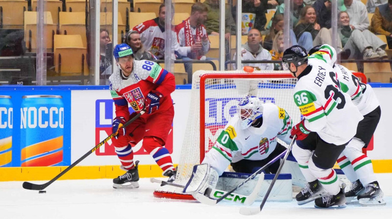 Davids Pastrņāks aiz ungāru cietokšņa. Foto: Matt Zambonin/IIHF
