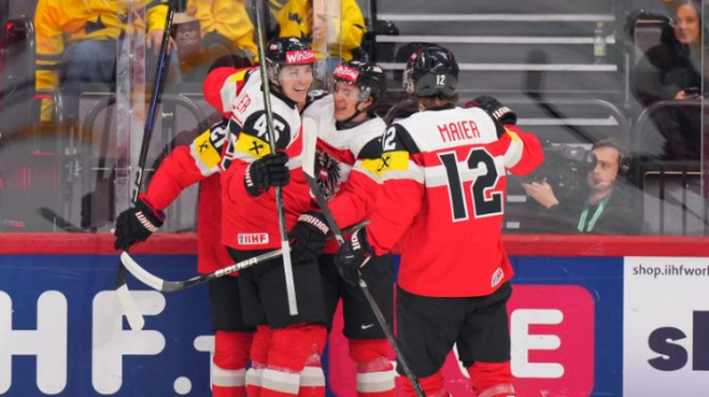 Austrijas hokejisti svin vārtu guvumu. Foto: IIHF