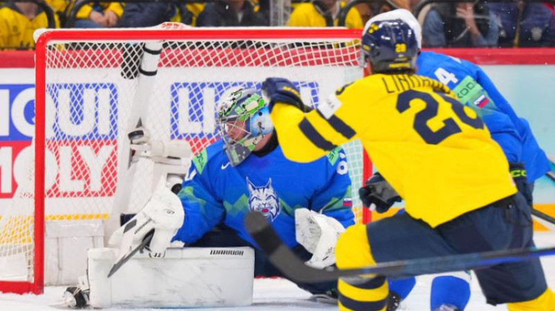 Elīass Lindholms gūst vārtus. Foto: IIHF
