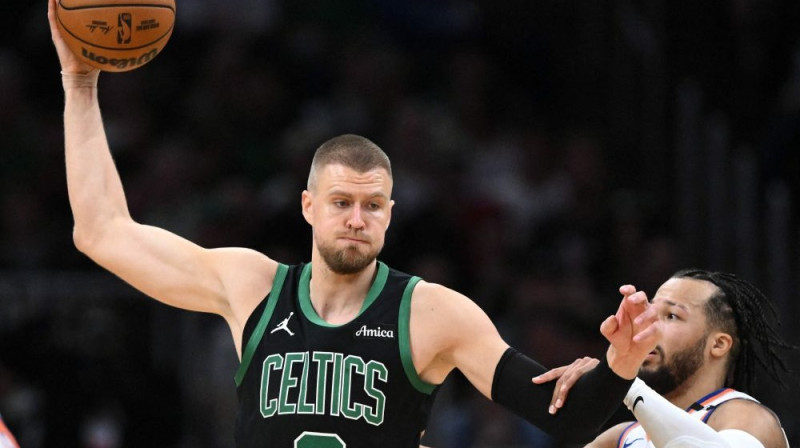 Kristaps Porziņģis pret Džeilenu Bransonu Foto: EPA/Scanpix
