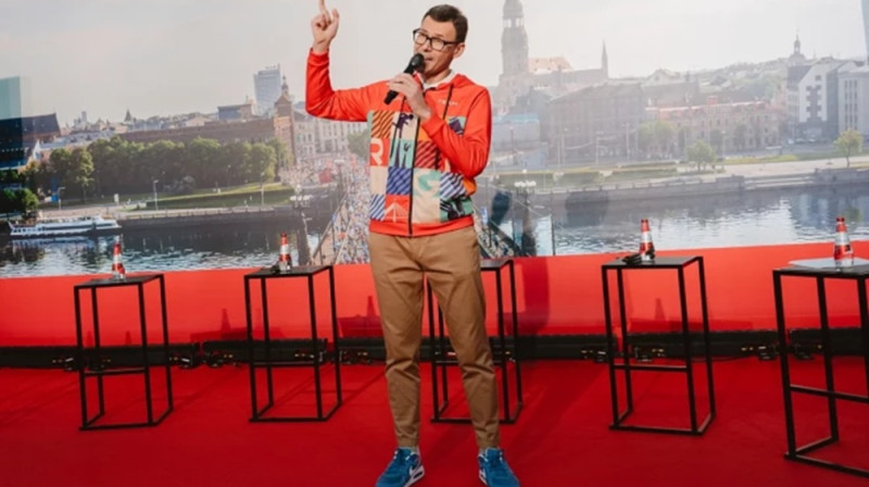 Aigars Nords svinīgi atklāj 2025. gada Rīgas maratonu.Foto: Rojs Maizītis.