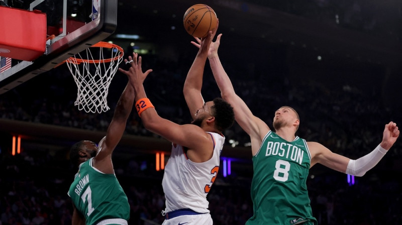 Kristaps Porziņģis aizsardzībā pret Karlu Entoniju Taunsu. Foto: AP/Scanpix