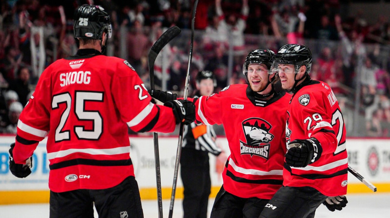 Sandis Vilmanis (Nr. 29) ar komandas biedriem. Foto: Charlotte Checkers