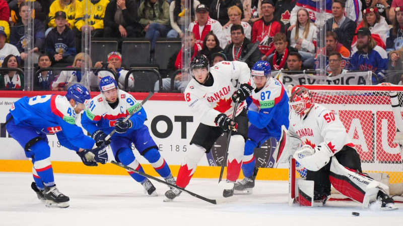 Mirklis no Kanādas un Slovākijas valstsvienību spēles. Foto: André Ringuette/IIHF