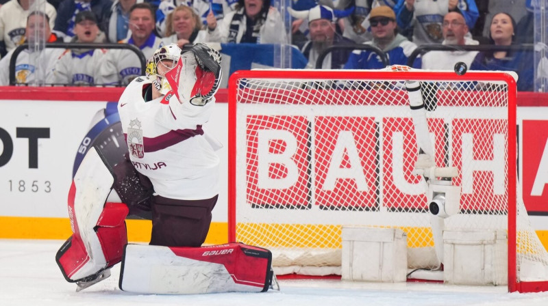 Kristers Gudļevskis spēlē pret Somijas valstsvienību. Foto: André Ringuette/IIHF