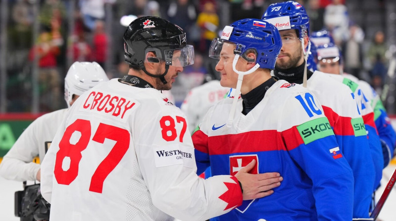 Sidnijs Krosbijs un Adams Sīkora. Foto: André Ringuette/IIHF