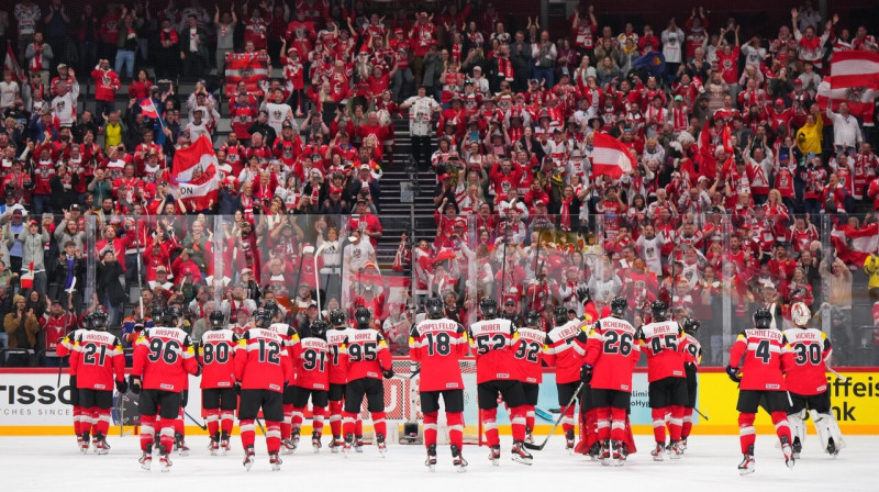 Austrijas hokejisti un līdzjutēji pēc uzvaras pār Francijas valstsvienību. Foto: André Ringuette/IIHF
