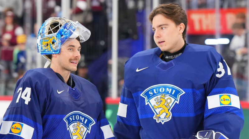Somijas valstsvienības vārtsargi Jūse Saross (Nr. 74) un Justuss Annunens (Nr. 31). Foto: André Ringuette/IIHF