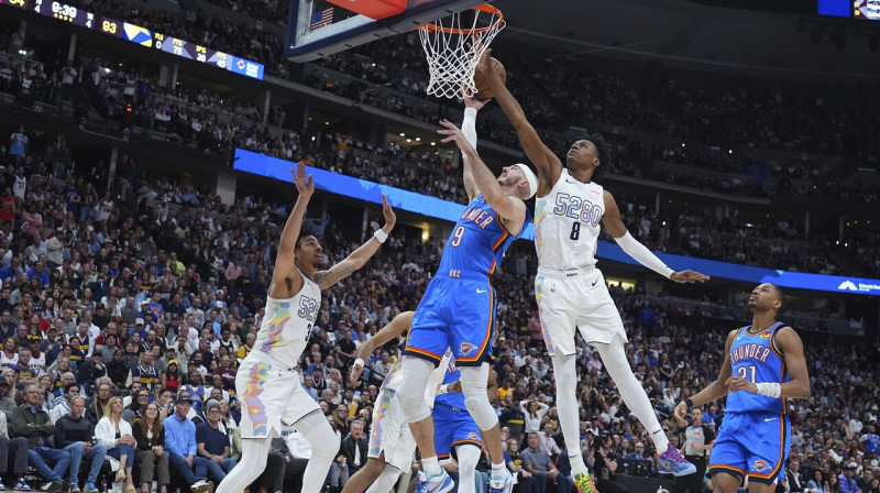 Mirklis no Denveras "Nuggets" un Oklahomasitijas "Thunder" spēles. Foto: David Zalubowski/AP/Scanpix