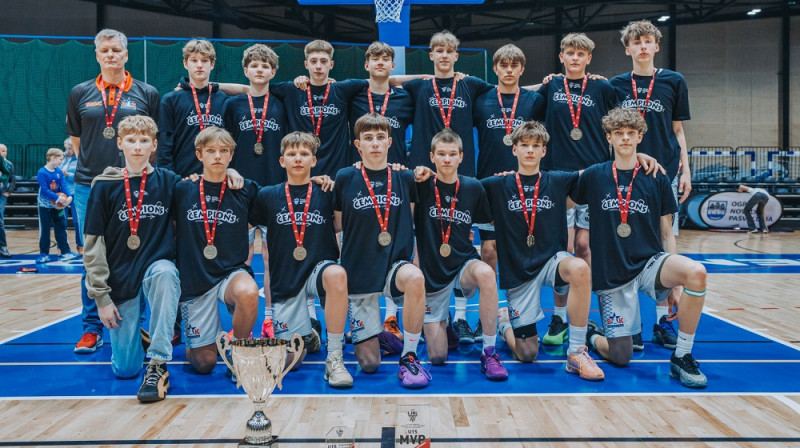 Ilgonis Pīlāgs un "Basketbola klases" U15 zēni. Foto: Ritvars Stankevičs