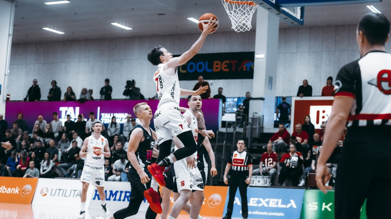 Emīls Krūmiņš uzbrukumā. Foto: Siim Solman/Rapla Basketball