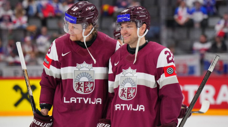 Rodrigo Ābols un Toms Andersons. Foto: IIHF