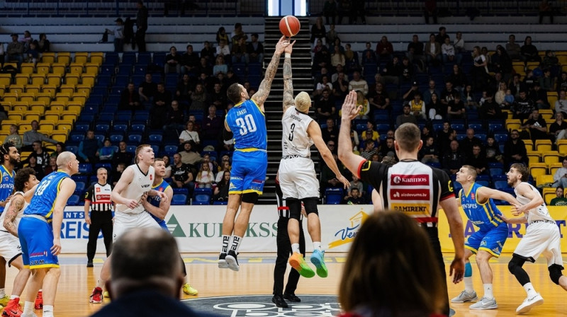 Ronalds Zaķis centra iemetienā pret Vjačeslavu Bobrovu. Foto: BK Ventspils/Facebook
