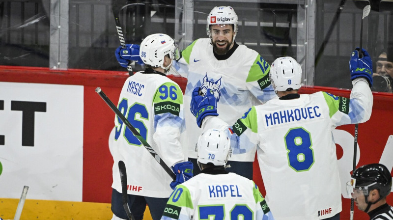 Slovēņi pēc Nika Simšiča (Nr. 12) vārtu guvuma. Foto: Fredrik Sandberg/EPA/Scanpix