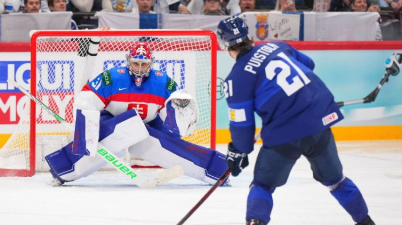 Pirmo vārtu autors Patriks Puistola. Foto: Andrē Ringets/IIHF