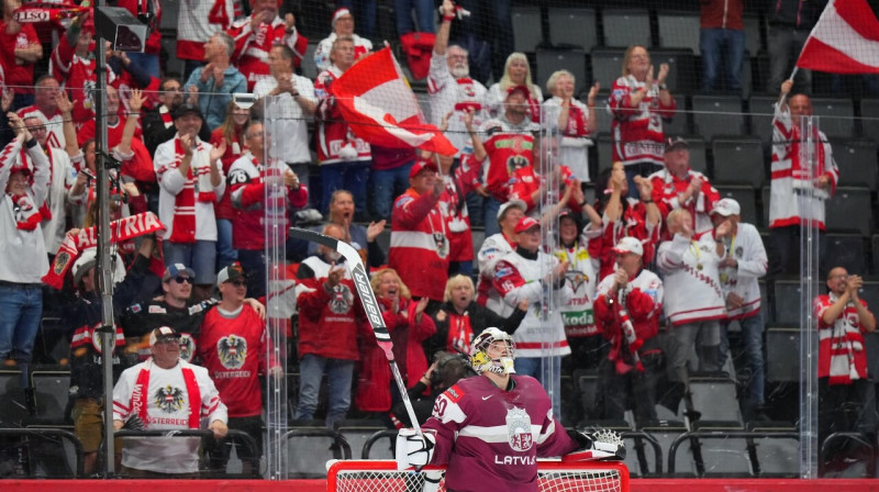 Kristers Gudļevskis un Austrijas valstsvienības līdzjutēji. Foto: André Ringuette/IIHF