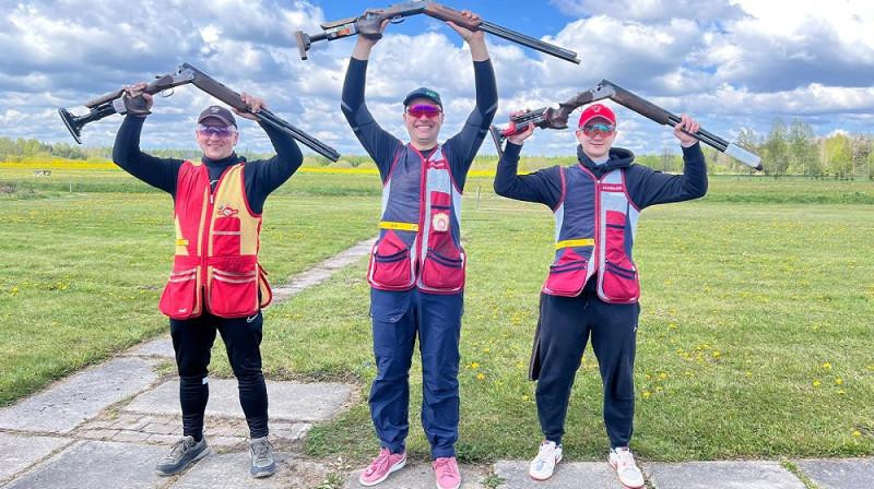 Apaļā stenda godalgoto vietu ieguvēji: (no kreisās) E.Starodubcevs, D.Upelnieks, R.Zorovs. Foto: LŠF.