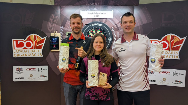 "Vecpiebalgas kausa" uzvarētāji. No kreisās: Kr.Teicis, M.Roga, M.Razma. Foto Latvijas Darts Organizācija.