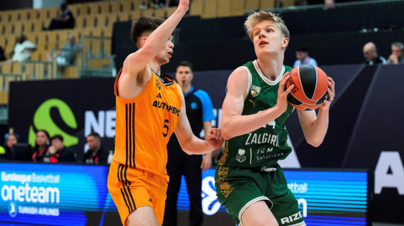 Adrians Andževs aizsardzībā pret Dāvidu Buiku. Foto: Euroleague basketball