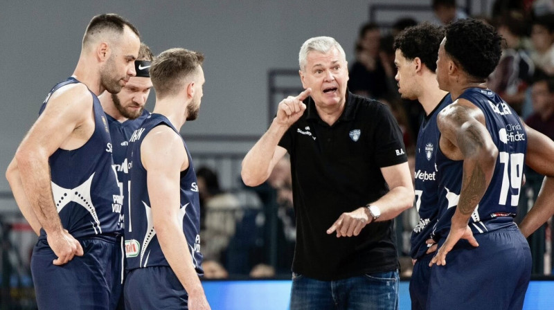 Ainars Bagatskis un "Voluntari" basketbolisti. Foto: CSM Oradea