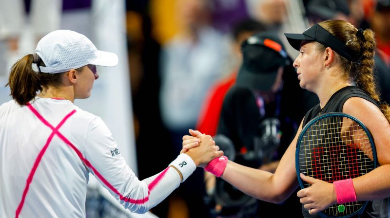 Iga Švjonteka un Aļona Ostapenko. Foto: AFP/Scanpix