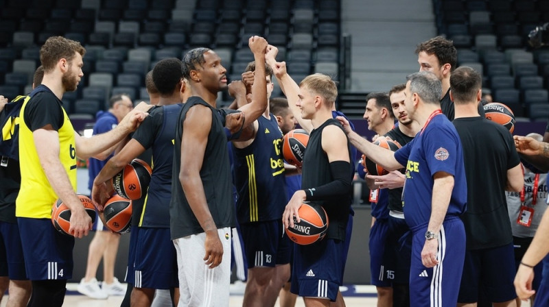 Artūrs Žagars un Naidžels Heizs-Deiviss priekšplānā treniņā Abū Dabī. Foto: Fenerbahce Beko Istanbul