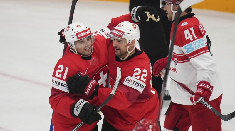 Kevins Fiala un Nīno Nīderraiters. Foto: AP/Scanpix