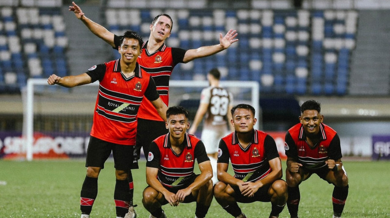 Dāvis Ikaunieks ar komandas biedriem. Foto: DPMM FC
