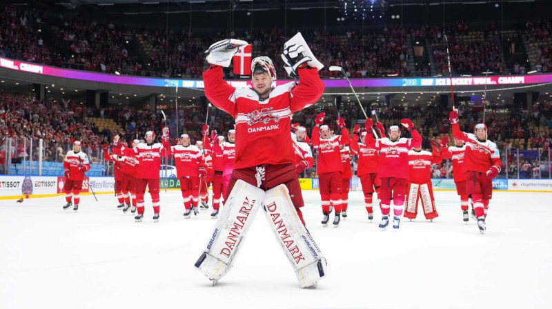 Dānijas valstsvienības vārtsargs Frederiks Dihovs Nisens un komandas biedri pēc uzvaras pār Kanādu. Foto: Matt Zambonin/IIHF